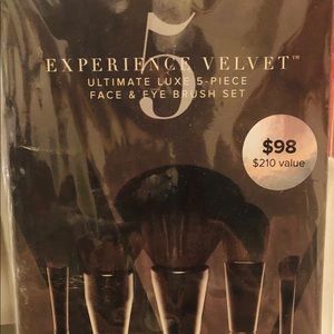 IT Cosmetics 5 piece Luxe Velvet brush set NWT